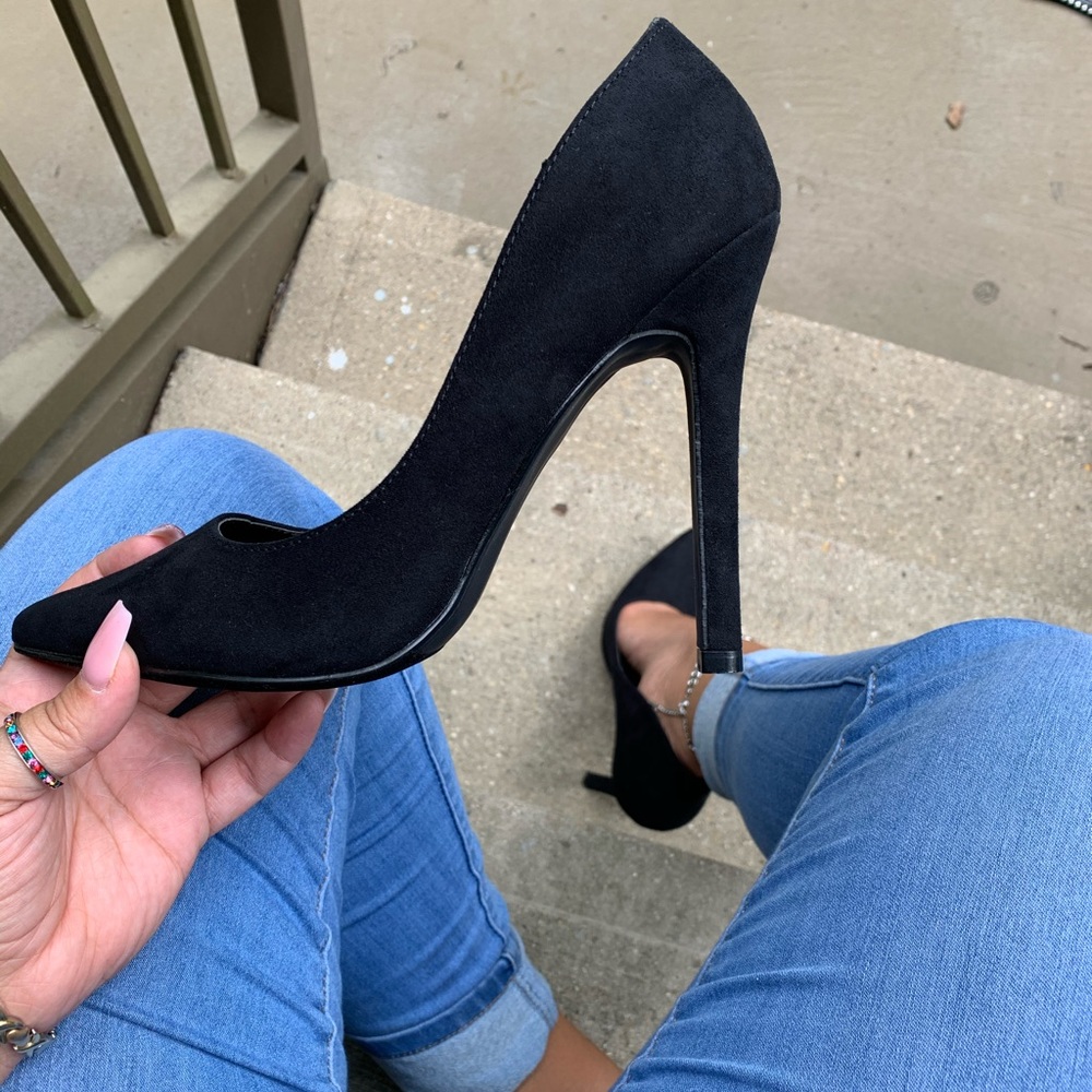 Black, nude or olive pumps